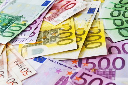 © PhotoSG - Adobe Stock.com Foto: Euro-Scheine