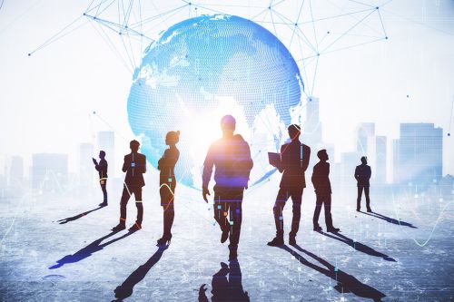 © peshkova - stock.adobe.com Foto: Weltkugel mit Silhouetten davor